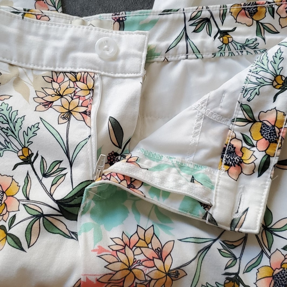 St.John Bay floral women capris size 12P - Picture 4 of 10